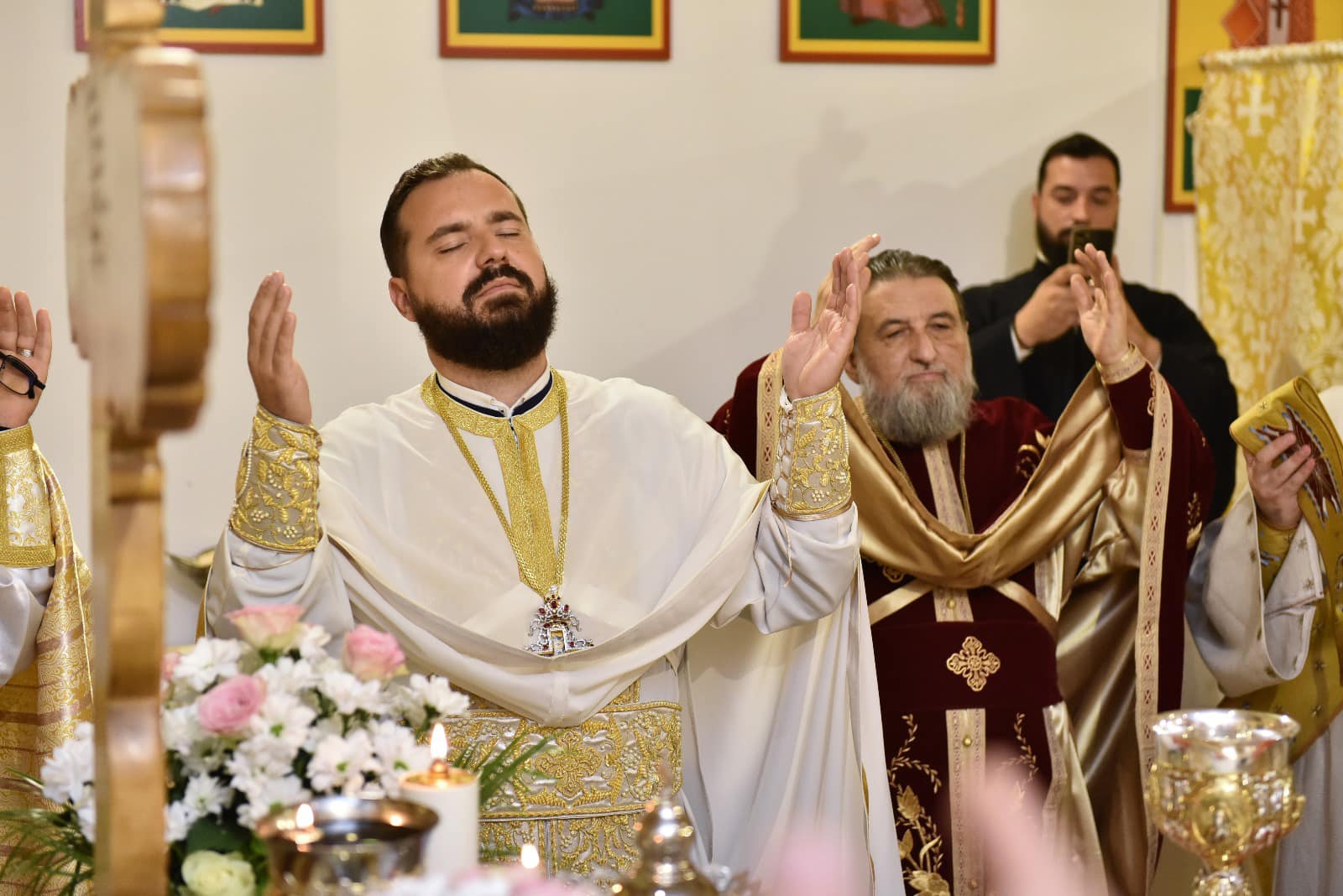 Sobor de preoți la slujbă în capela Luxab